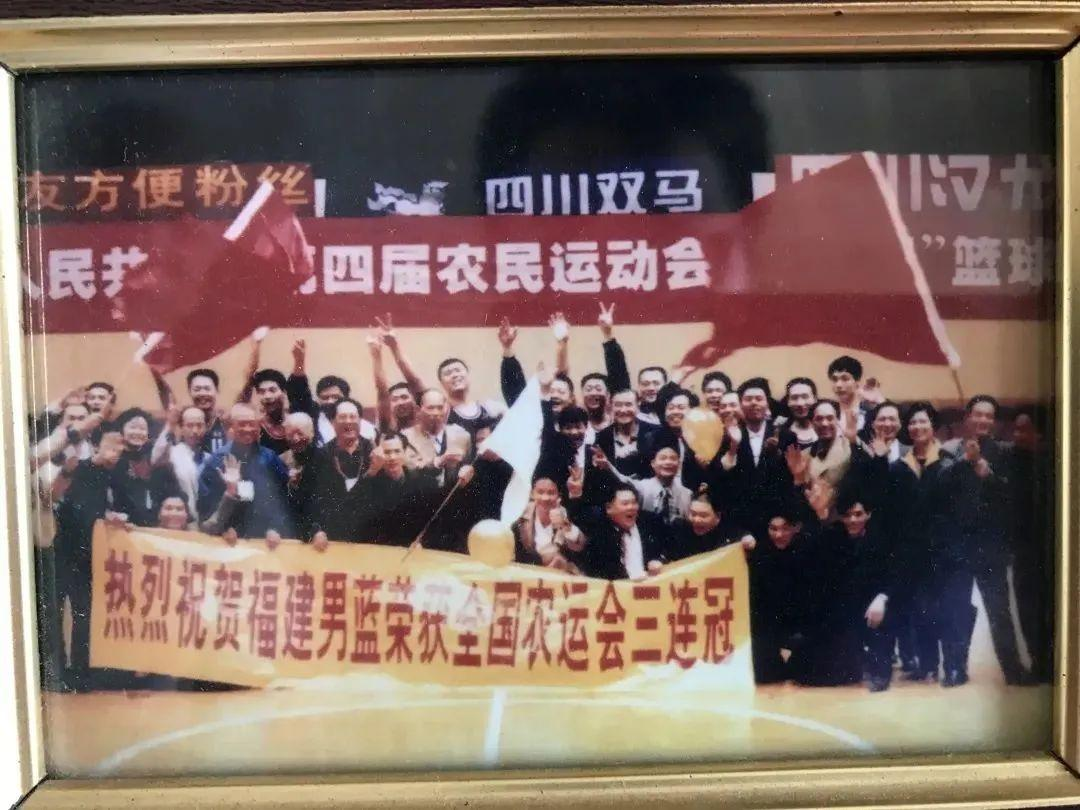 篮球赛荣获冠军_篮球荣获赛冠军名单_获得篮球赛冠军